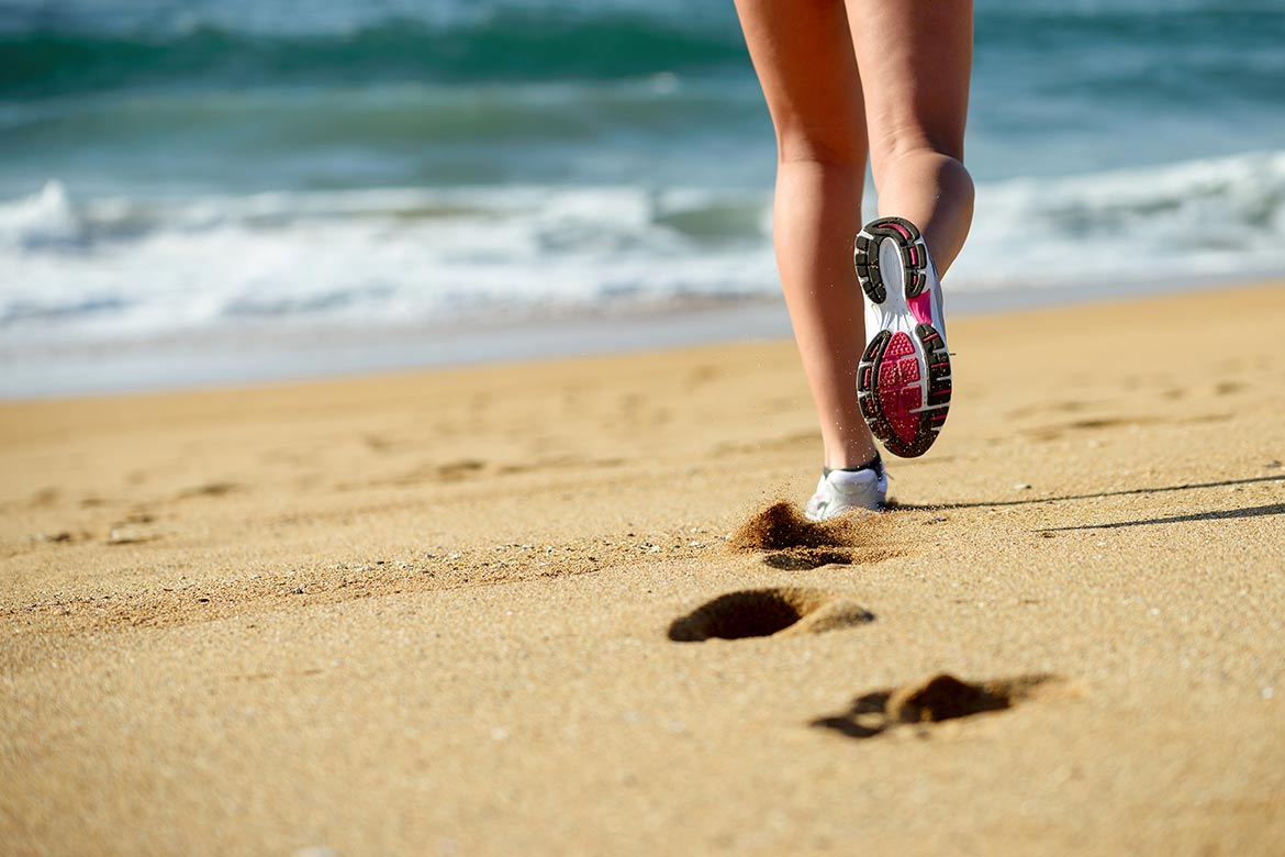 correre in spiaggia